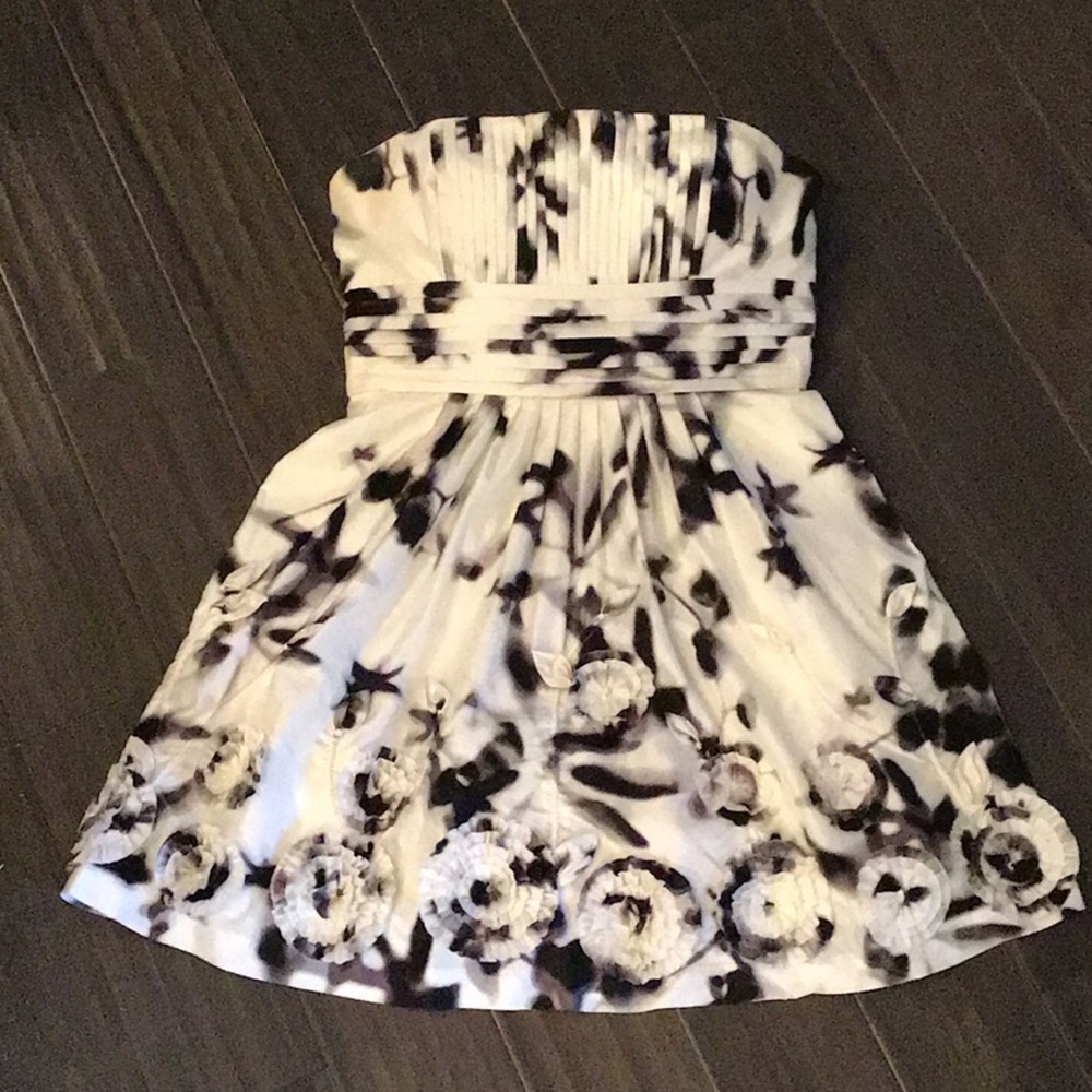 BCBGMaxAzria strapless black & white dress. Size 12. Appliqué & pocket detail